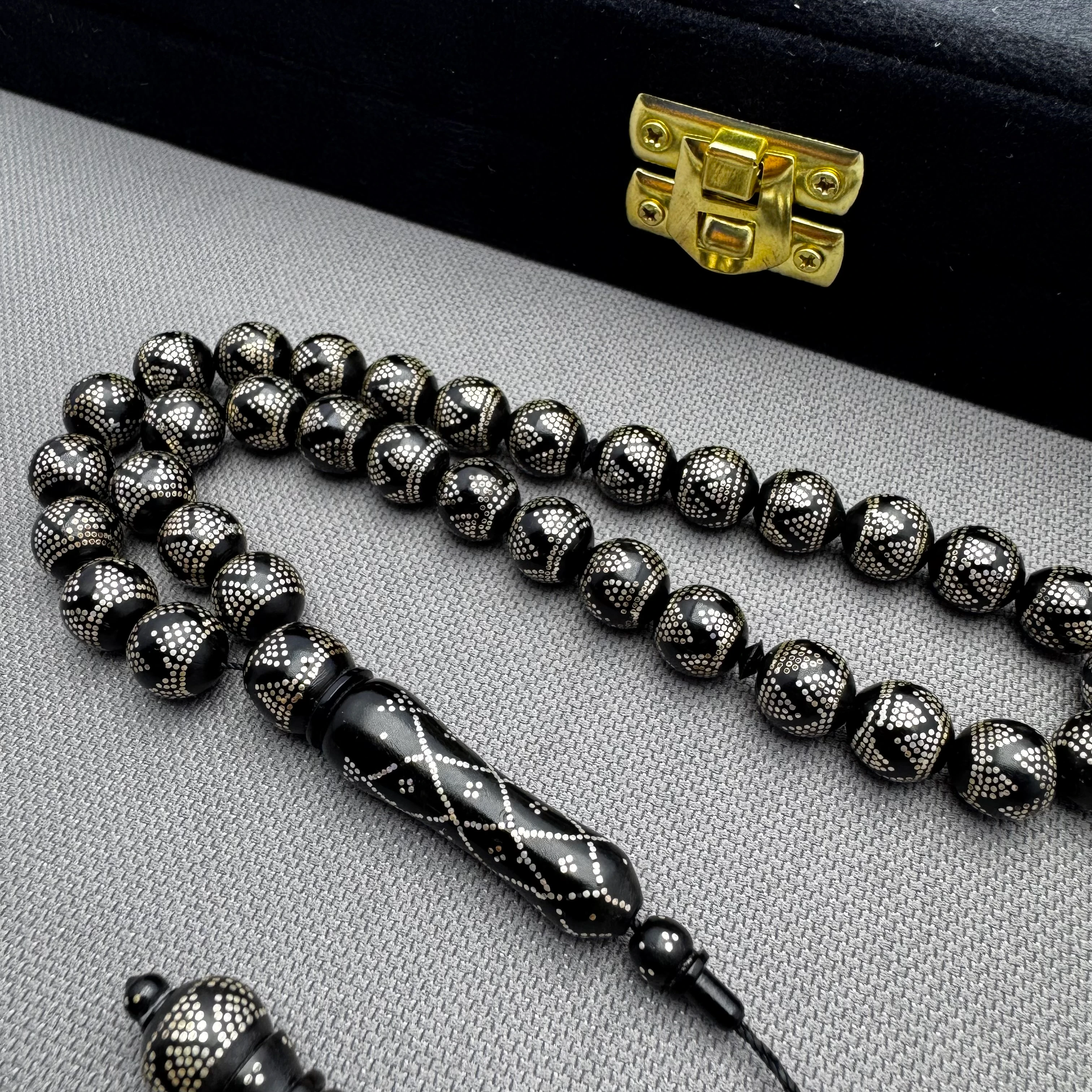 Usta İşçilikli Özel Tasarım Kuka Cevizi Üzerine Gümüş Çakım Tespih